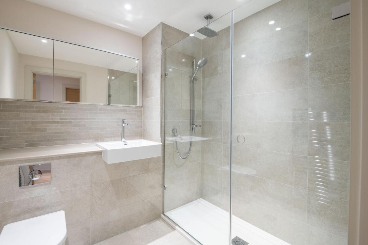 Modern Family Home Close To Victoria Station By Underthedoormat Лондон Екстериор снимка