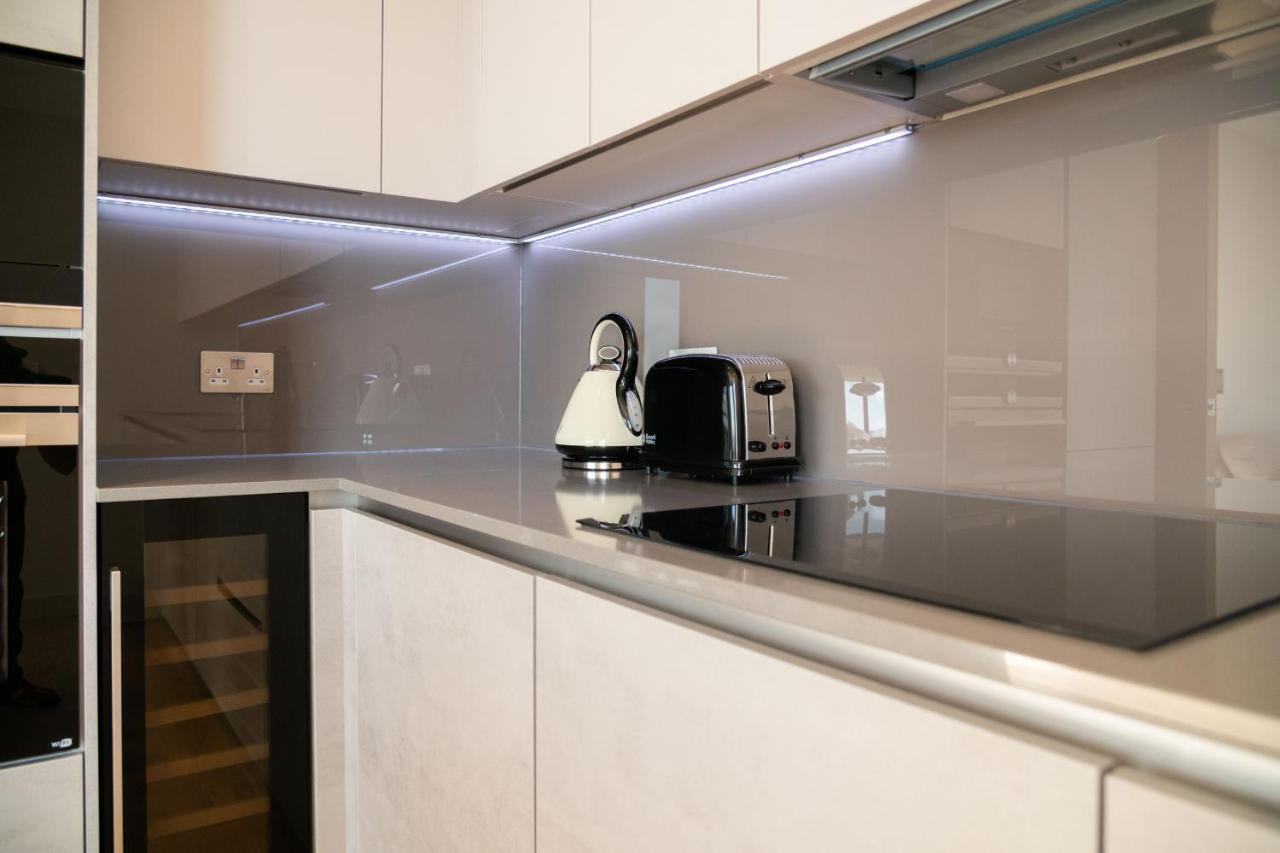 Modern Family Home Close To Victoria Station By Underthedoormat Лондон Екстериор снимка